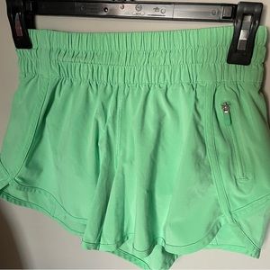 Lululemon Tracker low-rise lined short in lime green size 6